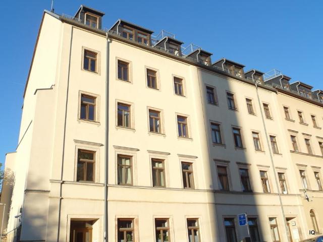 Schöne 2 Zimmer Wohnung mit großem Balkon Gartenseite, Einbauküche & Dusche