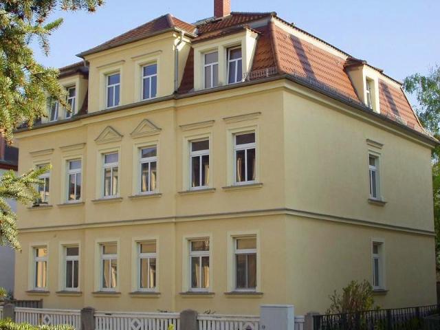 Schöne 2 Zimmer Wohnung mit großer Essküche, Balkon, Parkettboden & Badewanne