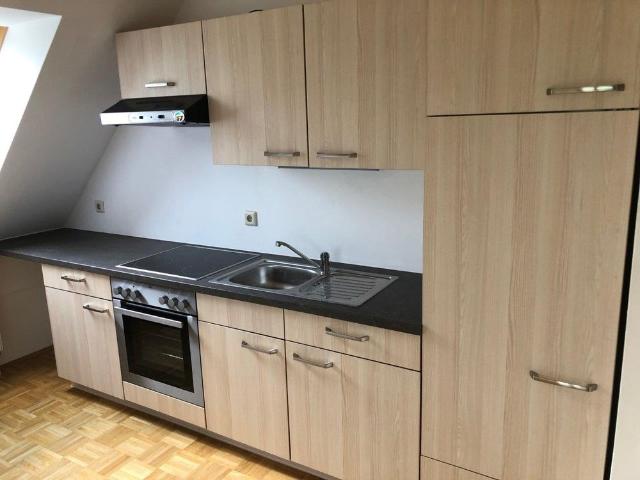 Schöne 2 Zimmer Wohnung mit Küche, Balkon und Carportparkplatz