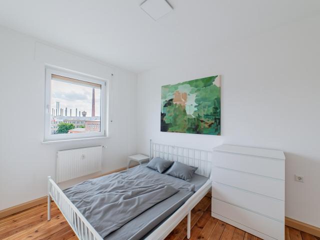 schöne 2 Zimmer Wohnung mit Küche / Newly renovated
