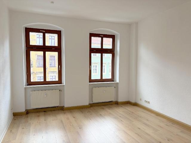 Schöne 2 Zimmer Wohnung mit modernem Laminatboden, großer Essküche und Badewanne