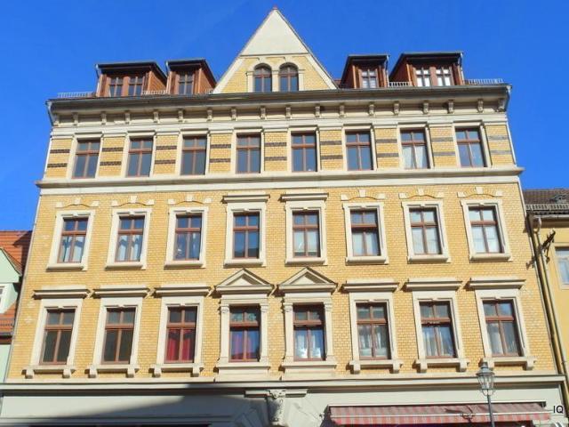 Schöne 2 Zimmer Wohnung mit modernem Laminatboden, großer Essküche und Badewanne