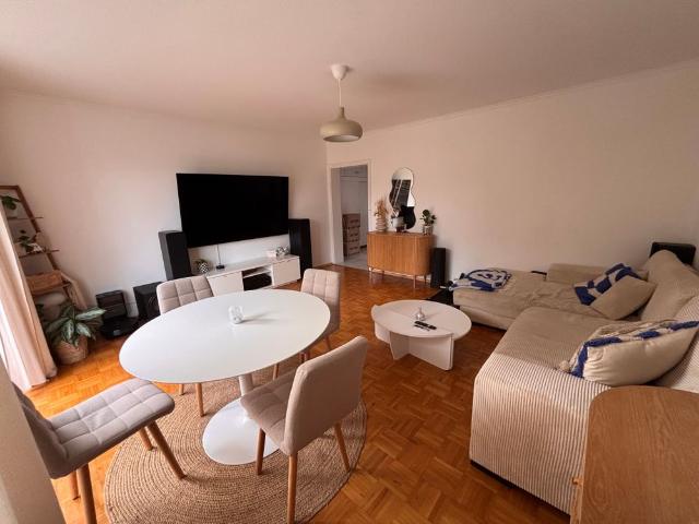 schöne 2 Zimmer Wohnung mit Parkett, Balkon und Stellplatz