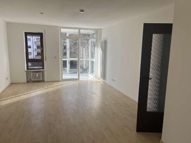 Schöne 2 Zimmer Wohnung mit Wintergarten in Top Lage in Augsburg Univiertel