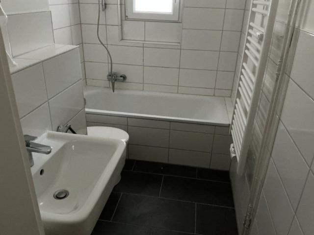 Schöne 2 Zimmer Wohnung mit Tageslichtbad und Balkon in Hanau zu vermieten