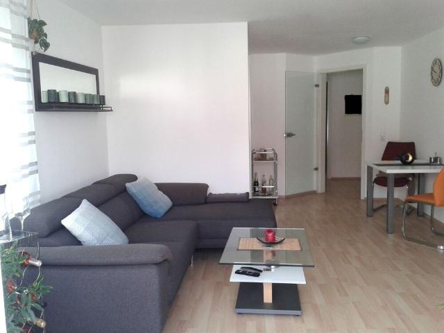 Schöne 2 Zimmer Wohnung nahe Wiesen, Einkaufsmöglichkeiten, Stadtbahn