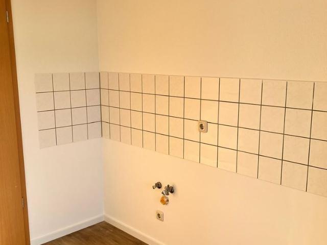 Schöne 2 Raum Whg.in Grimma, neues Laminat, Bad mit Fenster und Balkon!