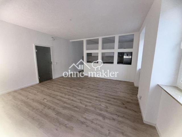 schöne 2 Raum Wohnung mit Einbauküche, Bad mit Wanne, & Carport Stellplatz