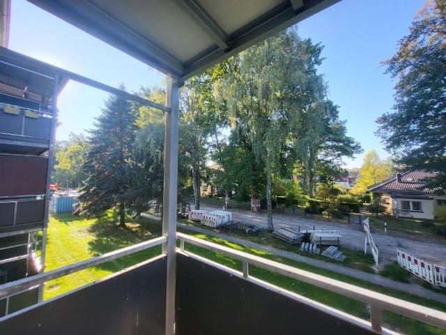 Schöne 2 Raum Wohnung mit Tageslichtbad und Balkon im Grünen