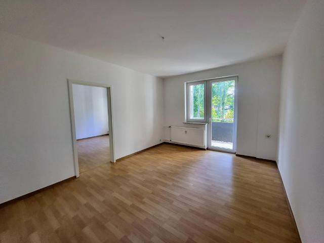 Schöne 2 Raum Wohnung mit Tageslichtbad und Balkon im Grünen