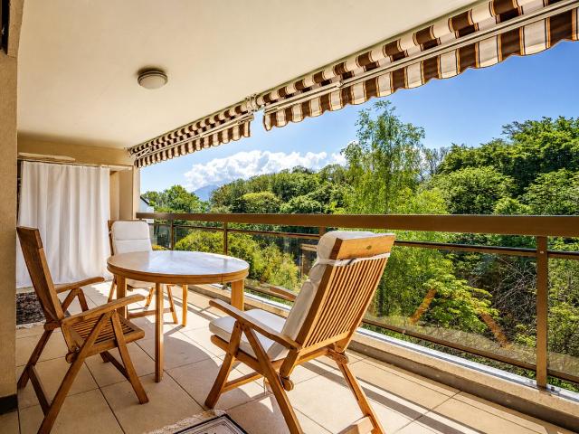 Schöne 4.5 Zimmer Wohnung mit Balkon