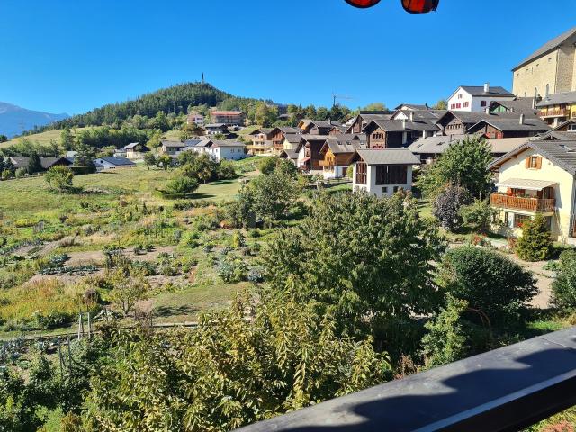 Schöne 4 Wohnungen, Zentrum des Dorfes Lens, ganz in der Nähe aller Annehmlichkeiten