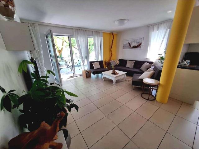 Schöne 4 Zi Wohnung im 1.OG rechts, 1x TG 15, Anfragen bitte per email