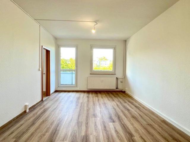 Schöne 4 Zimmerwohnung mit Balkon und Aufzug, Bad mit Dusche!