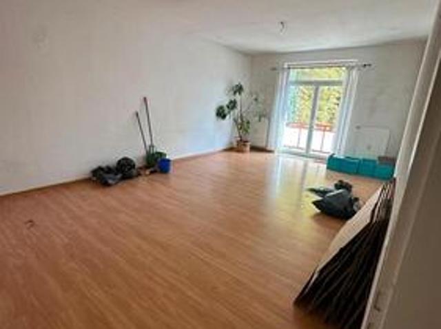 Schöne 4 Zimmer Altbauwohnung mit Balkon in zentraler Lage