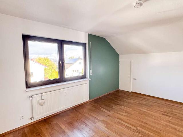 Schöne 4 Zimmer Dachgeschosswohnung mit Balkon & Stellplatz – sofort bezugsfrei