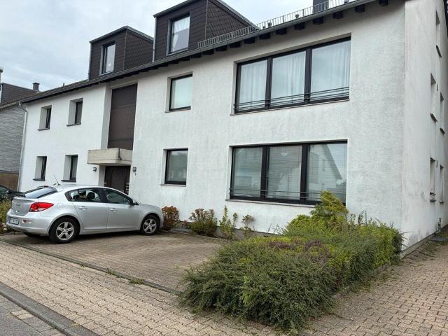 Schöne 4 Zimmer Eigentumswohnung mit Garten und Garage