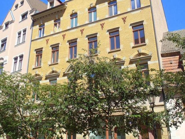 Schöne 4 Zimmer Familienwohnung mit Balkon, Holzboden, separater Küche & Bad mit Wanne und Dusche