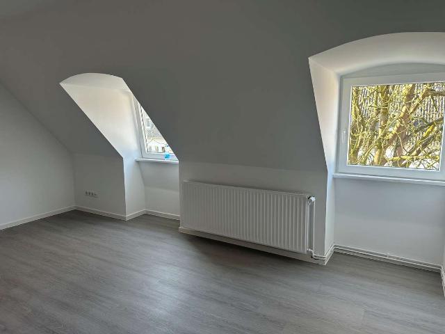 Schöne 4 Zimmer Wohnung im Dachgeschoss