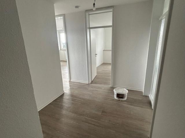 schöne 4 Zimmer Wohnung komplett renoviert