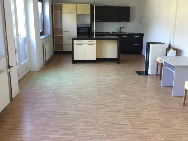 Schöne 3 Zimmer Wohnung mit gr. Terrasse und Balkonen, Wohnküche