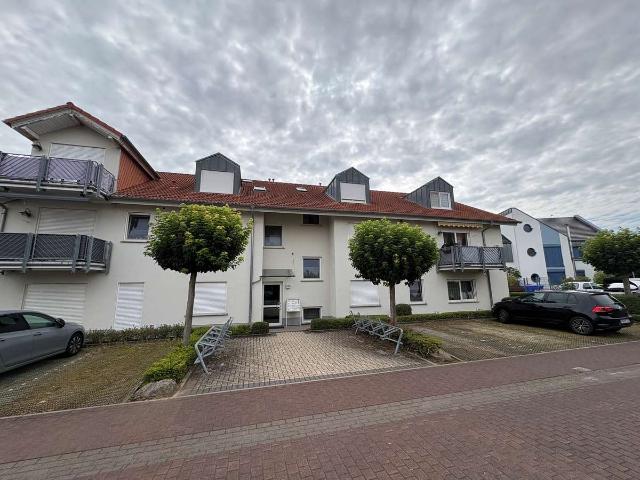 Schöne 4 Zimmer Wohnung mit kleinem Balkon im DG