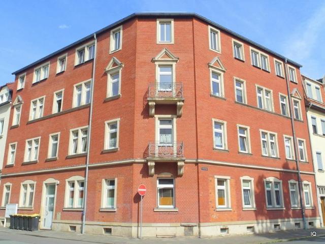 Schöne 4 Zimmer Wohnung mit Laminatboden, Einbauküche & Bad mit Badewanne