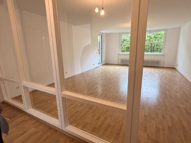 Schöne 4 Zimmer Wohnung mit sonnigem Balkon und viel Raum zum Leben