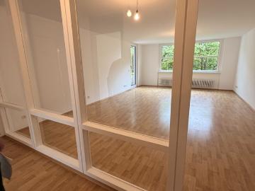 Schöne 4 Zimmer Wohnung mit sonnigem Balkon und viel Raum zum Leben