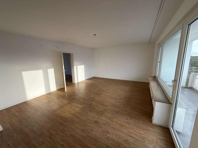 Schöne 4 Zimmer Wohnung mit separater Küche und Balkon