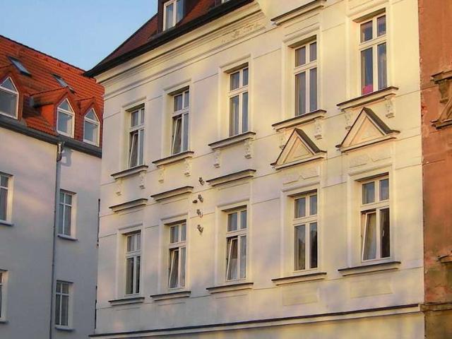 Schöne 4 Raum Wohnung mit Parkett und großer Wohnküche sowie Balkon