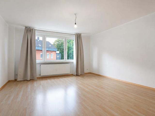 Schöne ca. 56m² große 2 Zimmer Wohnung mit Balkon in gepflegtem Mehrfamilienhaus