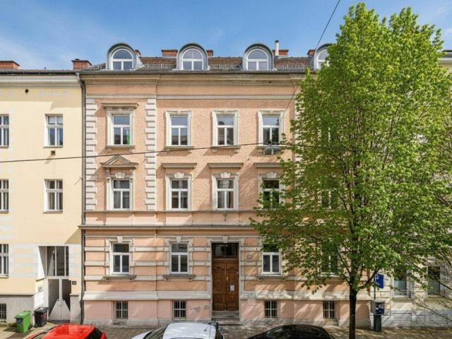 Schöne Altbau Dachgeschosswohnung mit Airbnb Potenzial