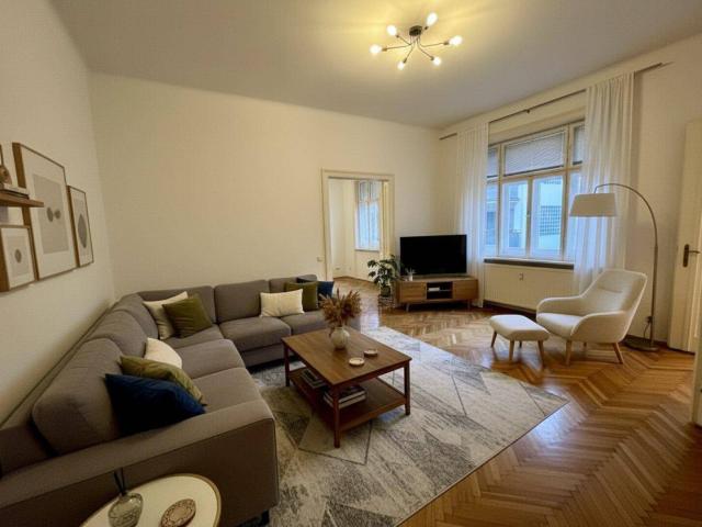 SCHÖNE ALTBAUWOHNUNG INNENHOF RUHELAGE SERVITENVIERTEL