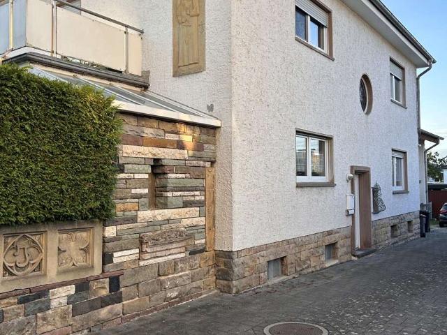 Schöne Altbauwohnung mit großen Räumen im 2 Parteienhaus