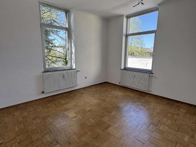 Schöne Altbauwohnung mit Terrasse WG geeignet
