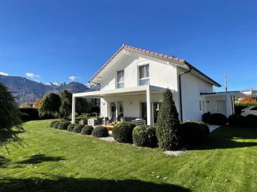 WUNDERSCHÖNE 5,5 ZIMMER FREISTEHENDE VILLA MIT WUNDERSCHÖNER AUSSICHT IN EINER RUHIGEN WOHNGEGEND