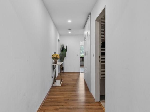 Schöne Aussichten: 4 Zimmer Wohnung mit großem Balkon, Stellplatz und EBK