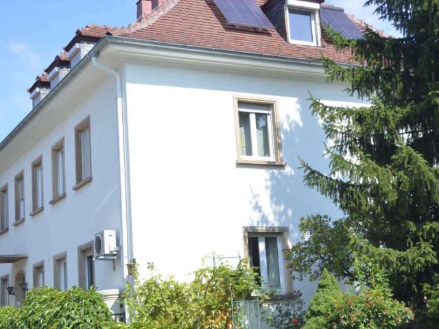 Schöne gemütliche möblierte 2Zi DG Wohnung mit voll ausgestatter separater Küche in Laufnähe Zentrum