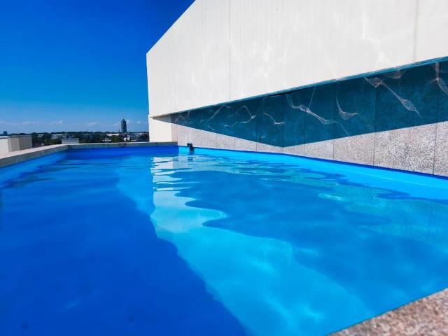 Schöne gepflegte Wohnung mit Swimmingpool auf dem Dachgarten