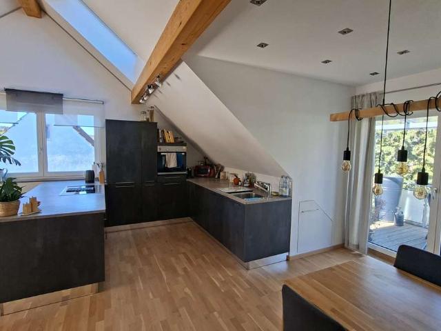 Schöne, gepflegte 3 Raum Dachgeschoßwohnung mit geh. Innenausstattung mit Balkon und EBK