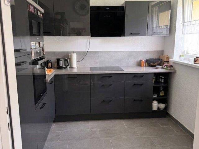 Schöne, geräumige Zweizimmerwohnung und Balkon und Küche!
