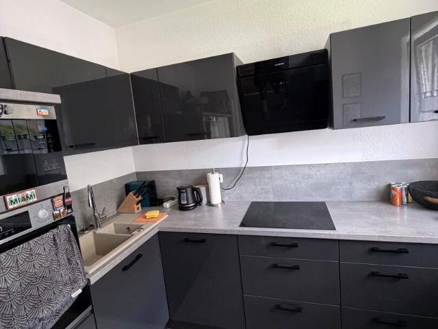 schöne, geräumige zweizimmerwohnung und balkon und küche!