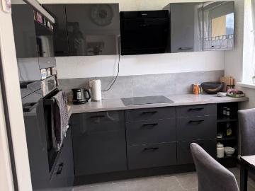 schöne, geräumige zweizimmerwohnung und balkon und küche!