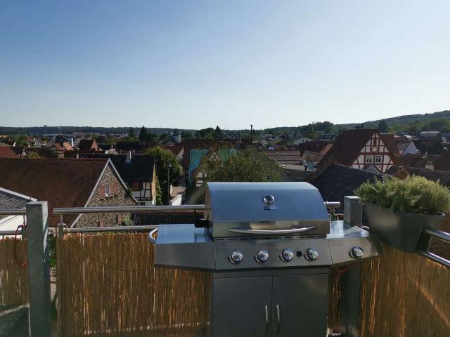Schöne geräumige 3 Zimmer Wohnung mit herrlichem Blick über Rosbach v. d. Höhe Balkon und EBK