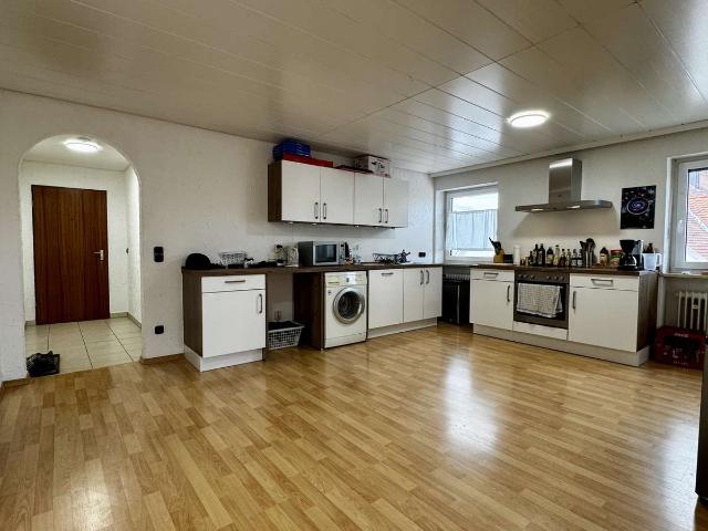 Schöne, großzügige 3 Zimmerwohnung mit TG Stellplatz und sonnigem Südbalkon in zentraler Lage