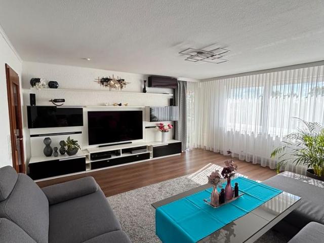 Schöne großzügige 5 Zimmer Wohnung