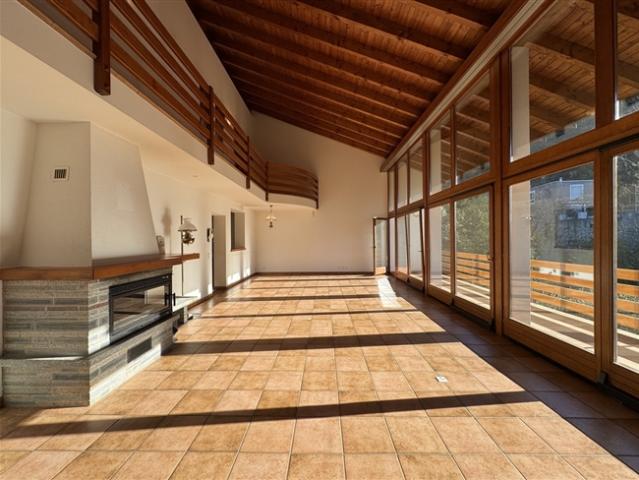 SCHÖNE ZWEI FAMILIEN VILLA 5,5 ZIMMER
