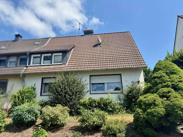 Schöne Doppelhaushälfte auf zwei Etagen mit Garten in Halver