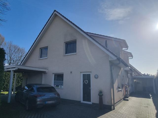 Schöne Doppelhaushälfte aus 2013 mit Carport auf ca. 392 m² Grundstück in ruhiger Lage von Edewecht